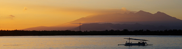 Východ slunce nad Mt. Rinjani pozorovaný z Gili Trawangan, Indonésie.
