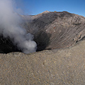 indonésie: Průměr vulkánu nahoře je kolem 3/4 km, na dno to je 100-200 metrů.
