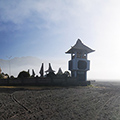 indonésie: Panoramatický záběr (360st.) s chrámem pod vulkánem Bromo v popředí.
