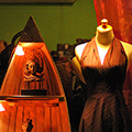 indonésie: Osvětlené výlohy lákají na dřevěné výrobky i krásné šaty.