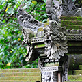 indonésie: Dekorace na chrámové zdi.