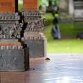 indonésie: (Nejen) pro meditaci v chrámech se nabízí zastřešený prostor s výhledem do stran.