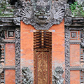 indonésie: Vstupní brány do vnitřních sekcí chrámů bývají bohatě zdobeny.