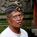 indonésie: Tenhle pracovník nevypadal zrovna nadšeně, když jsem se jej snažil fotit.