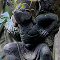 indonésie: Některé motivy soch se hodně opakují, některé jsou jedinečné. U tohoto jsem moc netušil, co představuje.