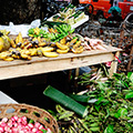 indonésie: Ulice kolem trhu jsou zaplněny prodejci ovoce a zeleniny. Banánové listy poslouží namísto igelitocých pytlíků.
