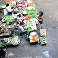 indonésie: Market is used mostly for trading vegetable and fruit, but fishes and chicken are also common.
