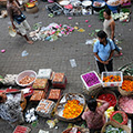 indonésie: Trh je nesmírně bohatý na barvy: krom všemožného ovoce se prodávají i květy, které doplňují denní obětiny v chrámech.
