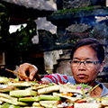indonésie: Výzdoba chrámu, krátká motlitba a očista je každodenní rituál pro velké množství lidí.