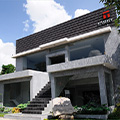 indonésie: Jedna z mále designových budov, co jsme viděli.