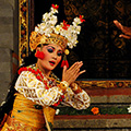 indonésie: Barong Dance: Father is not interested in daughters wishes - performance brings myth stories. 
