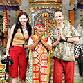 indonésie: Barong Dance: Fakt jsme tam byli. A opravdu jsou Indonésané drobnější postavy :)