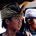 indonésie: Mlaďoši si tuto slavnost patřičně užívají.
