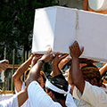 indonésie: Konečně je nebožtík vynesen z domu, ukrytý v bílé papírové krabici.