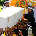 indonésie: Krabice je společnými silami umístěna na vrchol věže na nosítkách.