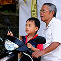 indonésie: Podél celé ulice se shromáždili místní, dospělí i děti.