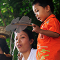 indonésie: Někteří si povídali, hráli s dětmi...