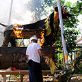 indonésie: Oheň byl podpořen plamenometem - muž vpravo pouští skrze speciální nástavec pravděpodobně benzín do ohně.