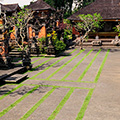 indonésie: Chrámová zahrada - zvláštní kombinace betonu a trávy :)