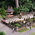 indonésie: Prostranství před Sloní jeskyní, Goa Gajah.