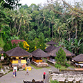 indonésie: Prostranství před Sloní jeskyní, Goa Gajah.