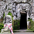 indonésie: Vstup do Sloní jeskyně (Goa Gajah).