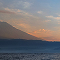 indonésie: Panoramatický záběr z oceánu směrem na Bali.