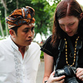 indonésie: Jeden ze správců nás odchytil, chtěl ukázat fotografie co jsme nafotili. Že prý by rád nějakou dostal na památku, ať mu jí pošleme mailem - a dal nám vizitku.