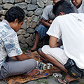indonésie: Místní muži relaxují při hře šachu.
