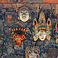 indonésie: Wall decorated with masks, no idea what it means.
