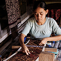 indonésie: Another weaving demonstration.
