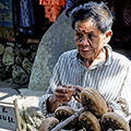 indonésie: Prodavač hudebních nástrojů.