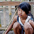 indonésie: Místní děvčata hrála jakousi pokročilou varianty kuliček a nechaly se i vyfotit.