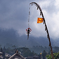 indonésie: Besakih, *Mother Temple*, nás uvítal dramatickou oblohou. Jde o nejvýznamnější hinduistický chrám na Bali, založen ve 14. století na svazích hory Agung, posvátné to hory.