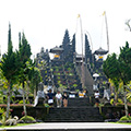 indonésie: Chrám je velmi rozsáhlý, pročež je to tu samé schodiště.
