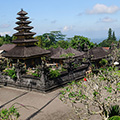 indonésie: Šedivý kámen chrámu dopňuje spousta zeleně.