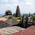 indonésie: Pohled přes střechy komplexu...