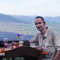 indonésie: Luxusní pozdní oběd s vyhlídkou na jezero.
