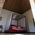 indonésie: Domek, v němž jsme bydleli, neměl chybu - velký, vzdušný, krásný, terasa, napůl venkovní koupelna s kytkami...