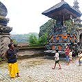 indonésie: Lake Head Temple a náš *průvodce* - človíček co si nám s chutí vysvětlil něco o hinduismu.