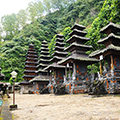 indonésie: Lake Head Temple a řada svatyní - čím větší počet stříšek, tím větší respekt božstvu jemuž je zasvěcena.