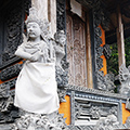 indonésie: Lake Head Temple - klasicky bohaté dekorace.