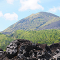 indonésie: Zajímavě se zde střídá černý prach a lávový kámen se svěží zelení.
