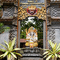 indonésie: Vstup do zámku hrůzy? Ne, zdání klame. Jen jeden zapomenutý chrám na odvrácené straně Baturu.