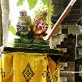 indonésie: Tento chrám byl takový... jiný. I ty dekorace. Ulomená hlavička a tak...