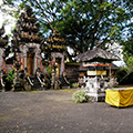 indonésie: Altar (?) in front of main gate to inner temple, banana-leaf mat in front to sit on.
