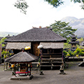 indonésie: Inner temple, Batur vulcano behind.
