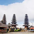 indonésie: Kdesi cestou do Singaraji - náhodně potkaný velký chrám.