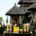 indonésie: Obětiny v chrámu.