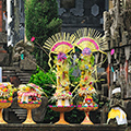 indonésie: Obětiny v chrámu.